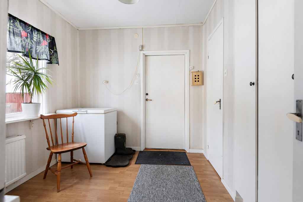 Stor hall med gott om förvaring samt ytor till avställning.