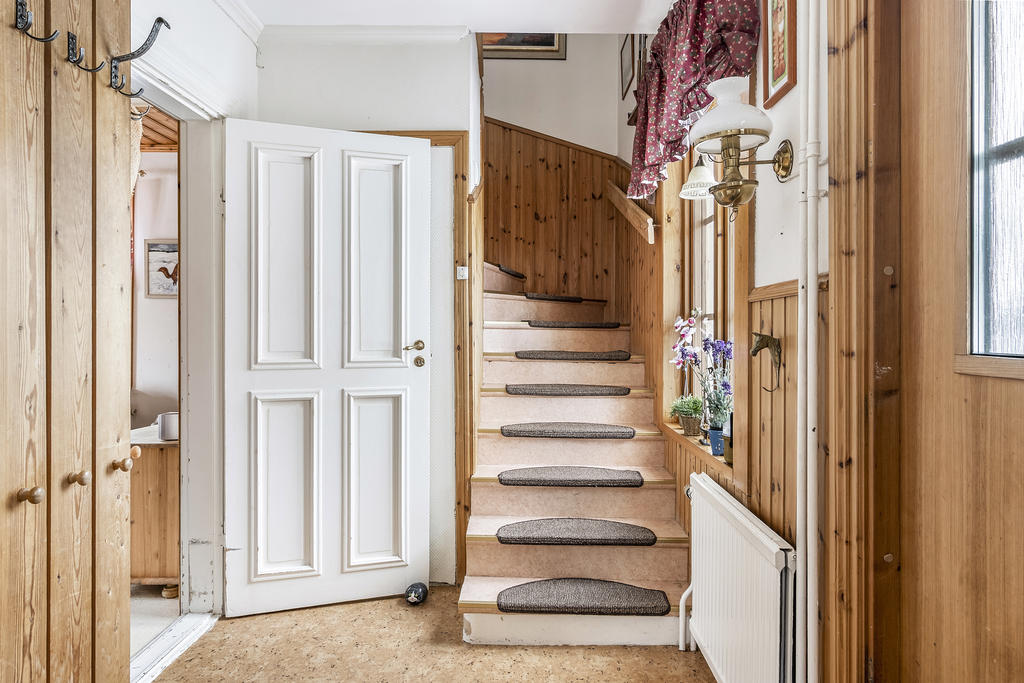 Hall med trapp till övre plan