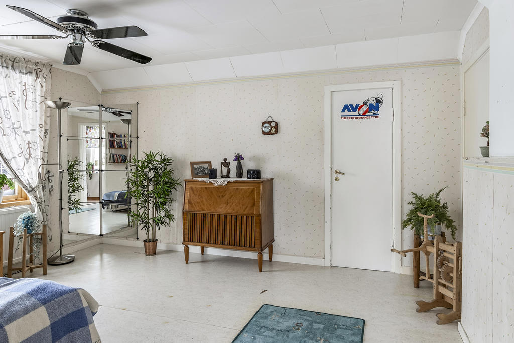 Rymligt sovrum på övre plan