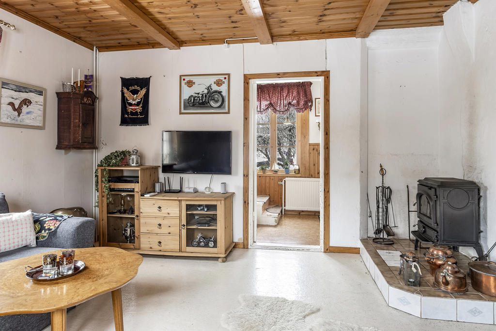 Vardagsrum med braskamin 