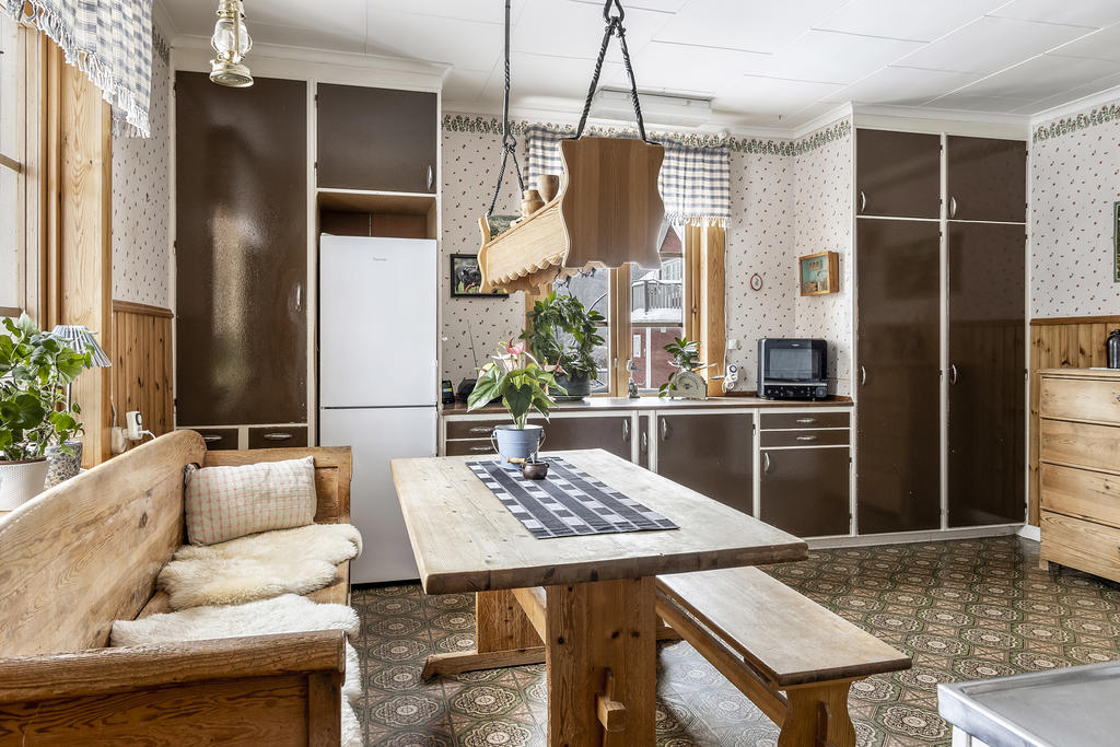 Rymligt kök med plats för matbord