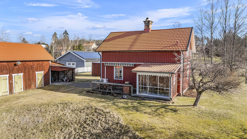 Baksidan med uterum och altan