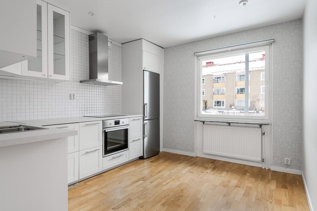 Stort och rymligt kök med plats för matbord. 