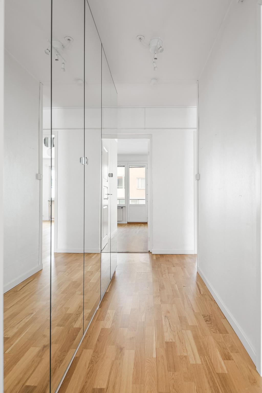 Vy över den inre hallen med garderober. 