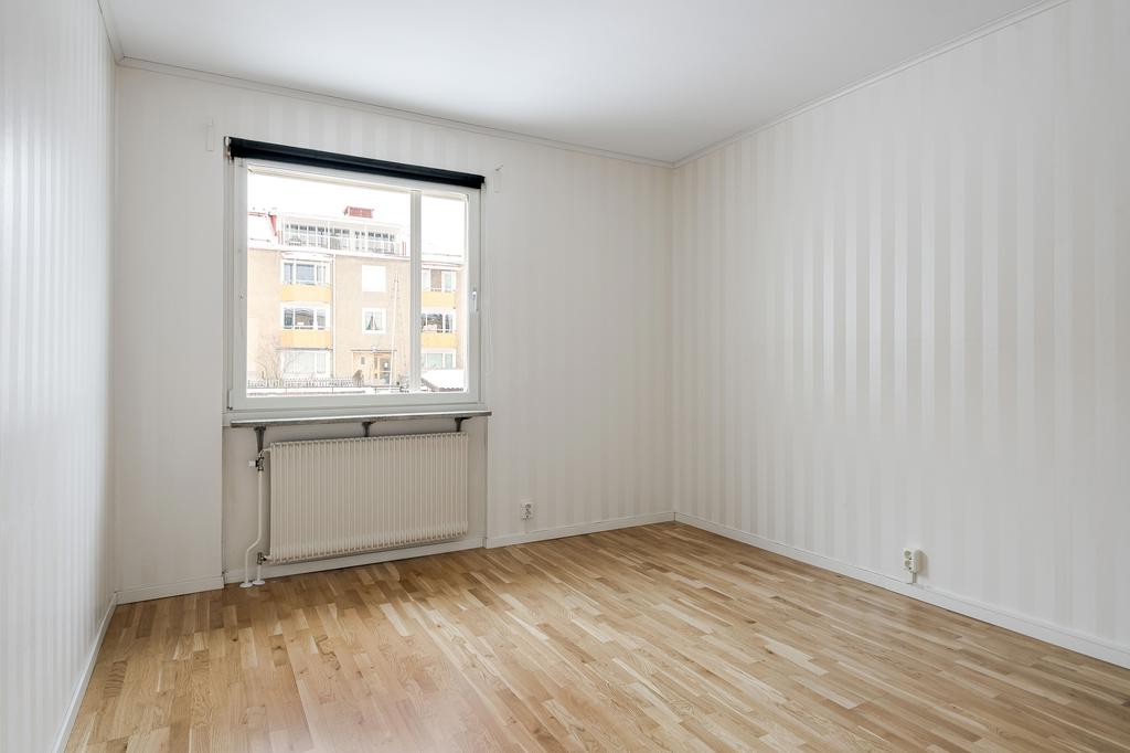 Sovrum 1 med walk in closet alt. kontor. 