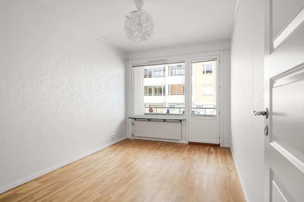 Sovrum 2 med utgång till balkong. 
