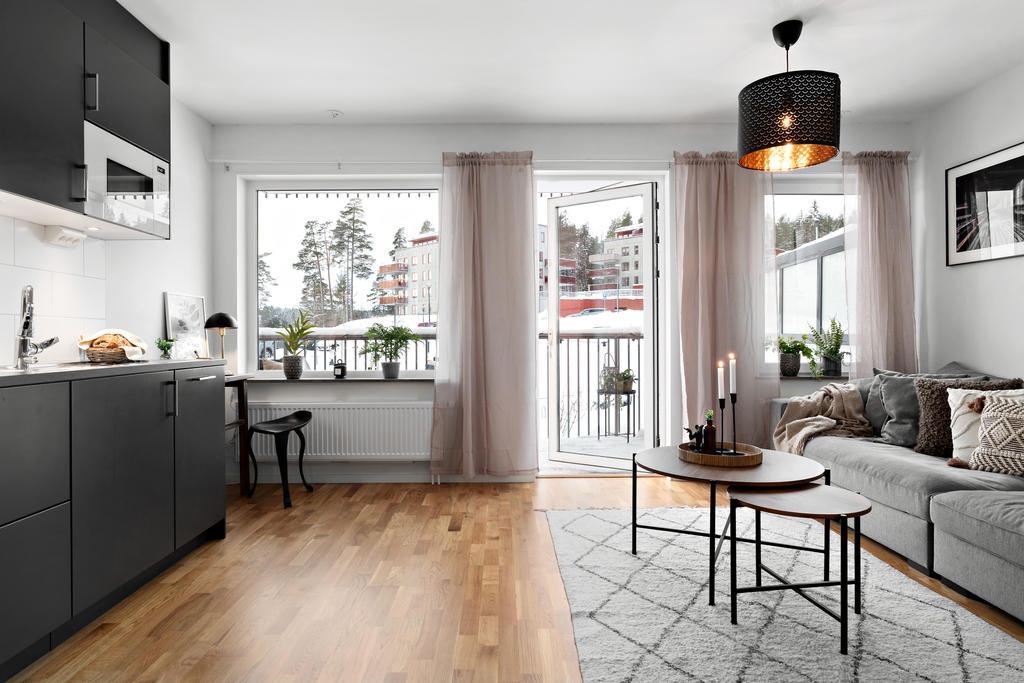 Vardagsrum och kök i öppen planlösning med utgång till balkong
