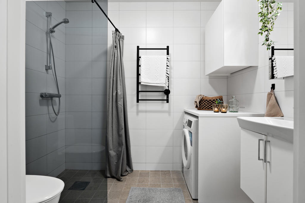 Helkaklat badrum med kombimaskin