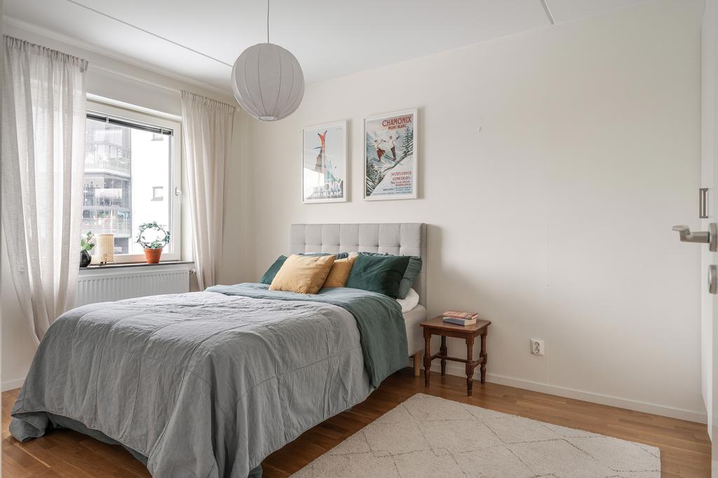 Stort sovrum med plats för dubbelsäng