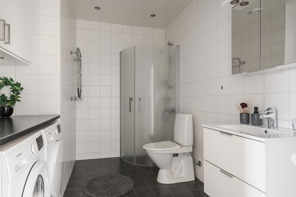 Helkaklat duschrum med tvättavdelning 