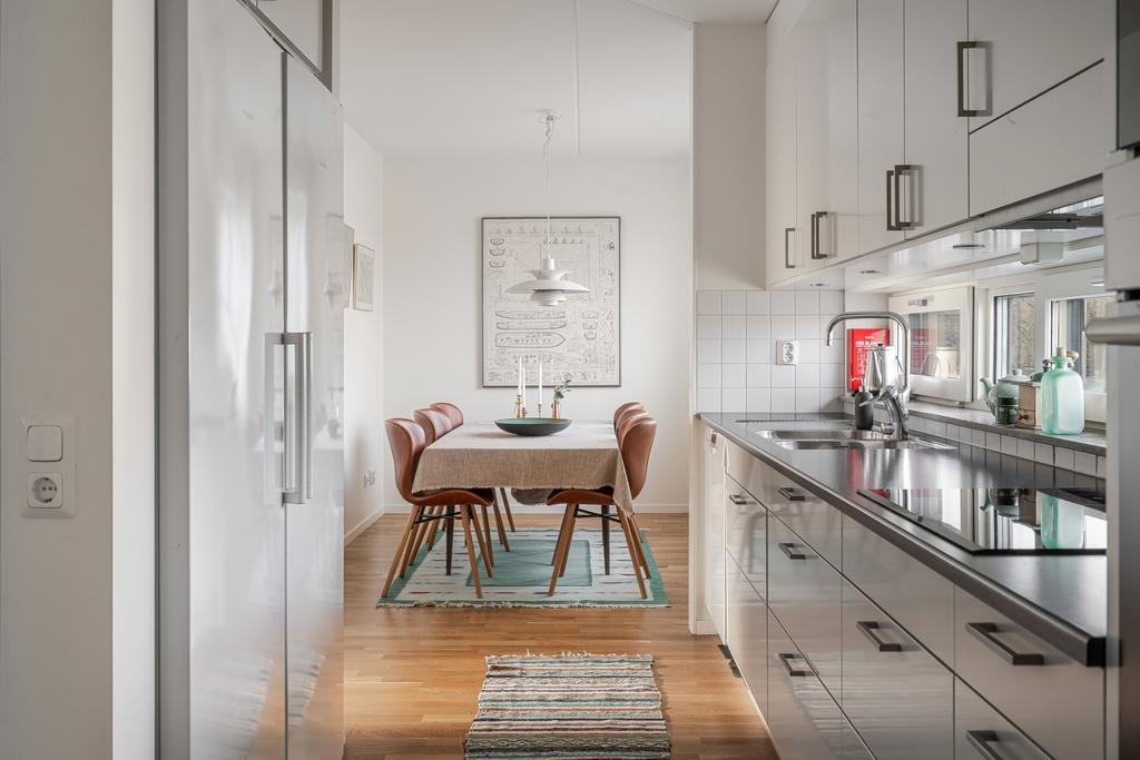 Trevligt kök med fönster vid arbetsbänken