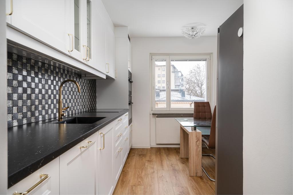 Med mässingsdetaljer på blandare och beslag 