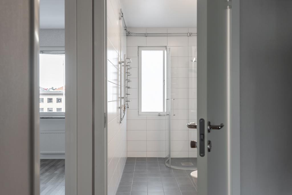 Vy mot sovrum 1 samt badrum