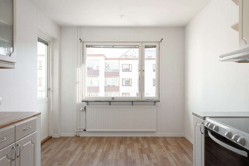 Kök med plats för matgrupp, balkong till vänster