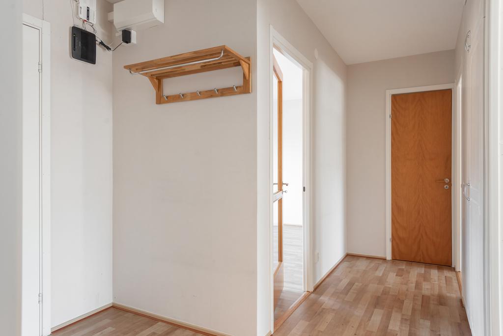 Hall, vy mot vardagsrum