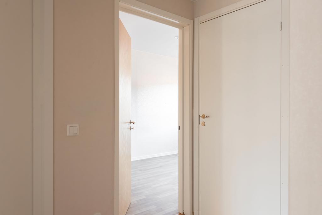 Vy mot sovrum 1 samt badrum