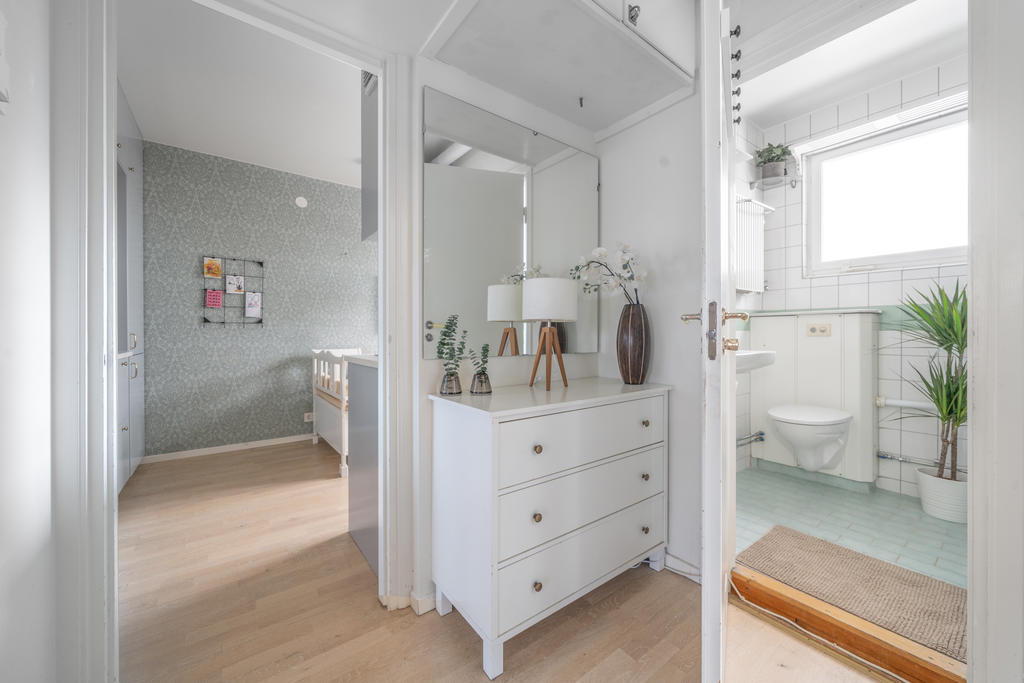 Mellanhallen, mot kök och duschrum