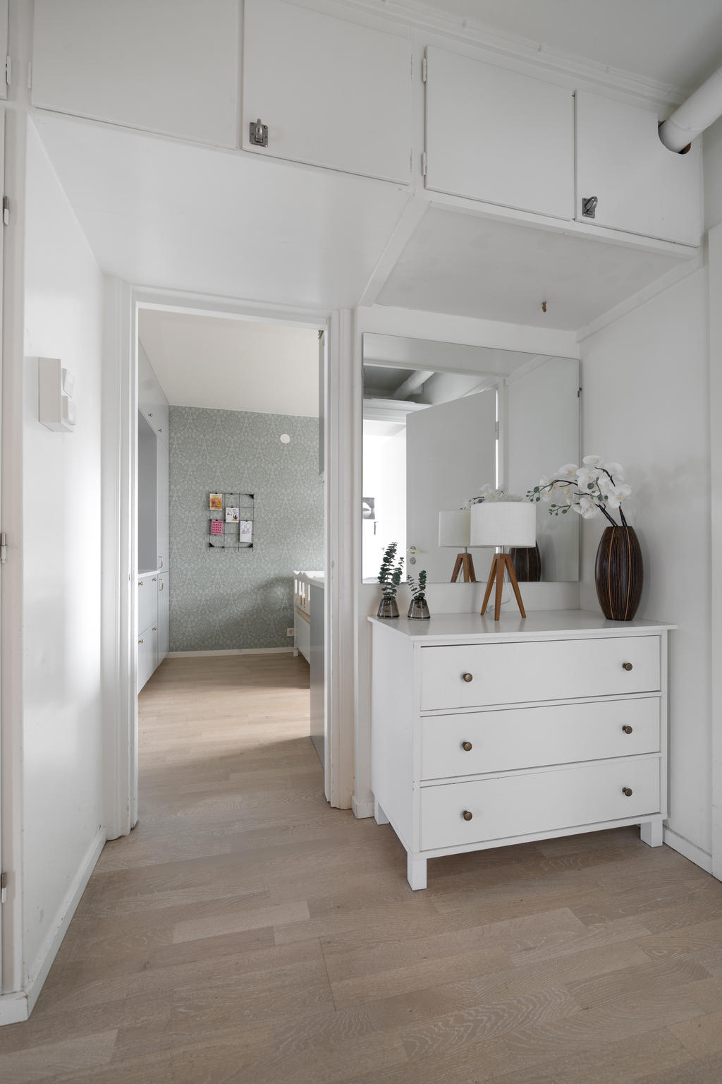 Mellanhallen, med bra förvaring i skåp och överskåp