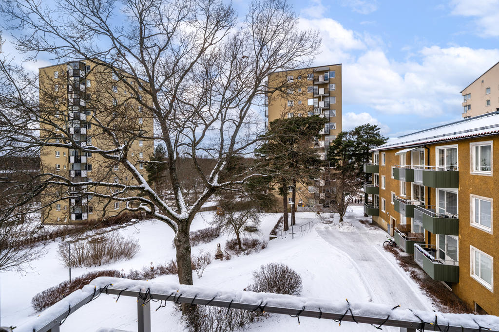 Balkong i NV, med utsikt mot tyst innergård