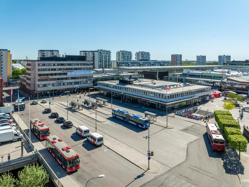 Vällingby Centrum, tunnelbana och bussterminal