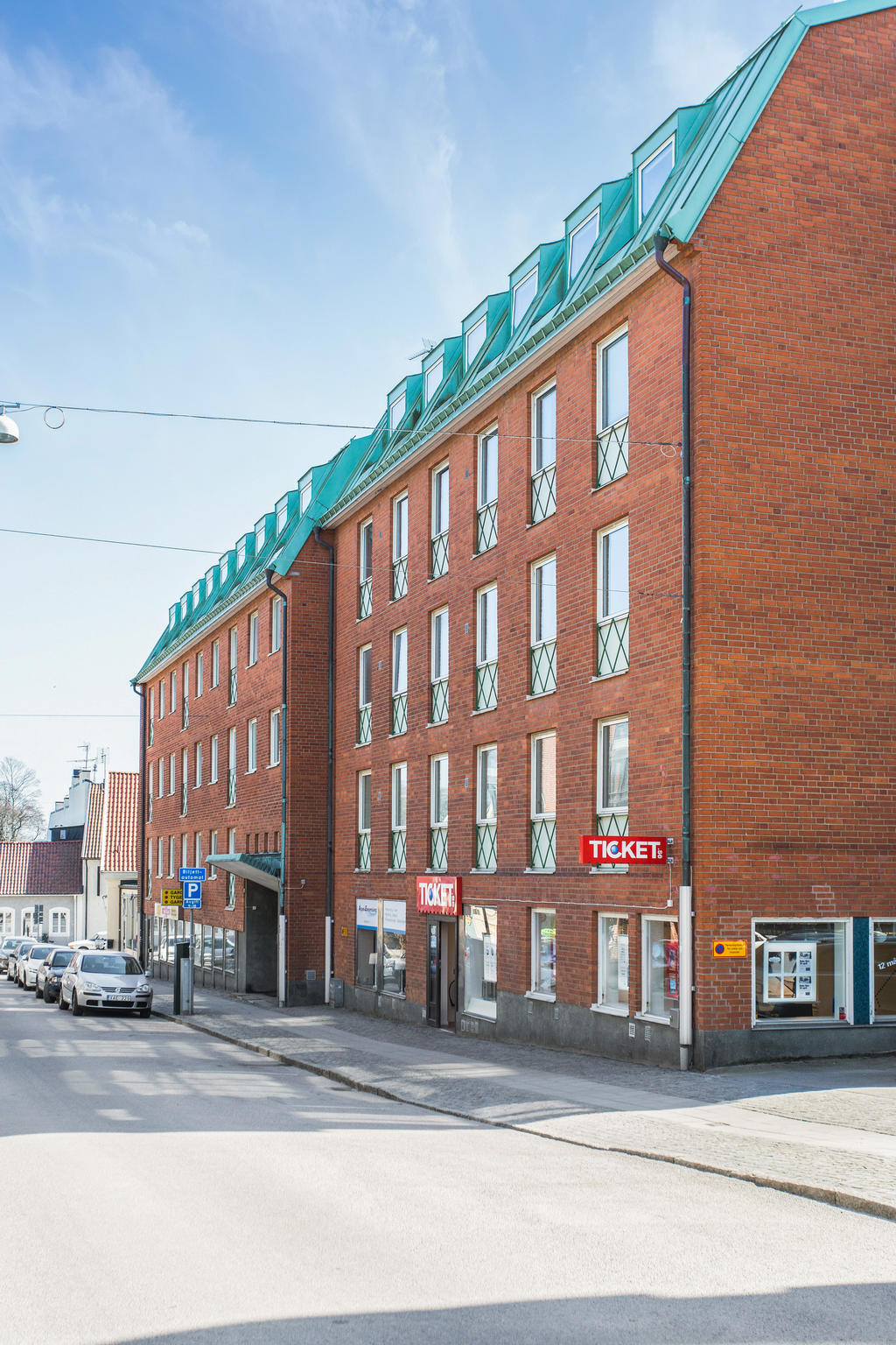 Köpmansgatan är en av Falkenbergs mest centrala gator och precis nedanför skymtar man den äldre delen av Falkenberg, gamla stan.