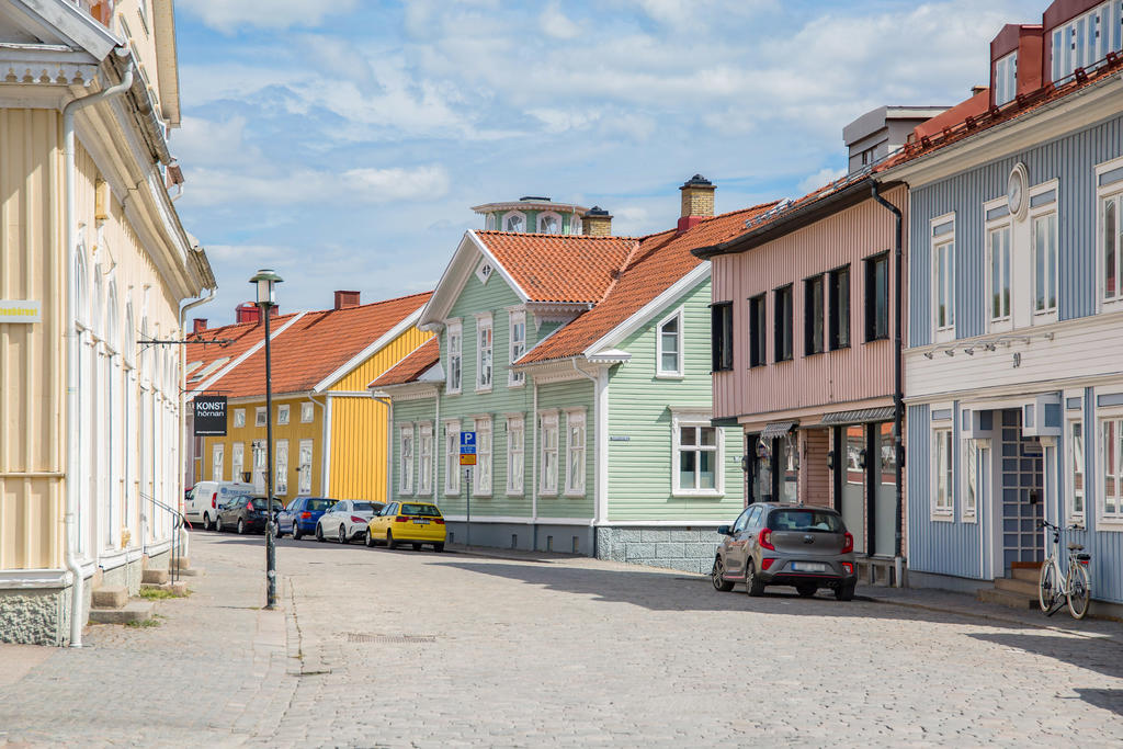 Gamla stan som präglas av charmiga äldre hus, kullerstensgator och härliga färgsättningar nås inom ett stenkast från bostaden