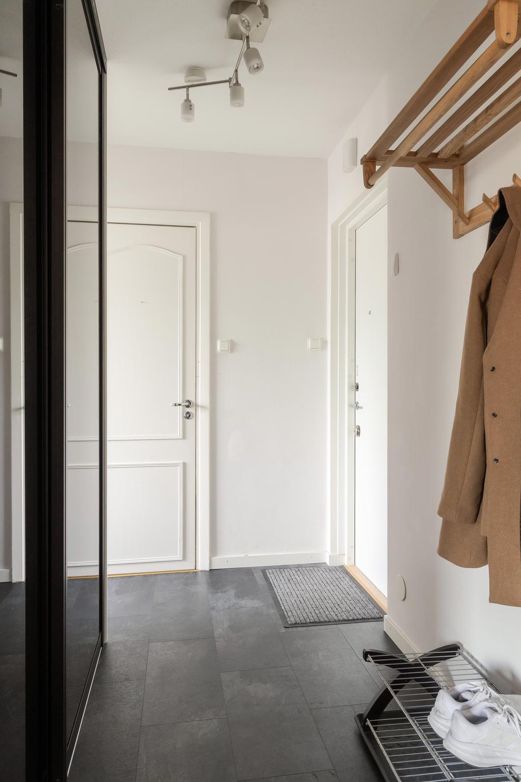 Praktisk hall med goda förvaringsmöjligheter