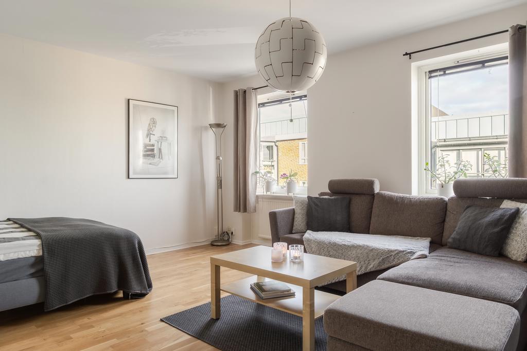 I allrummet finns det plats för både soffgrupp och säng