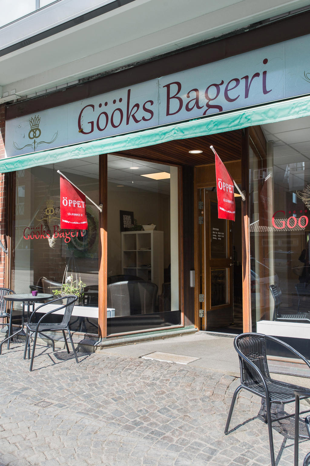 Rakt över gatan finns detta bageri