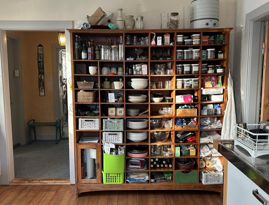 Kök och hallen i bakgrunden