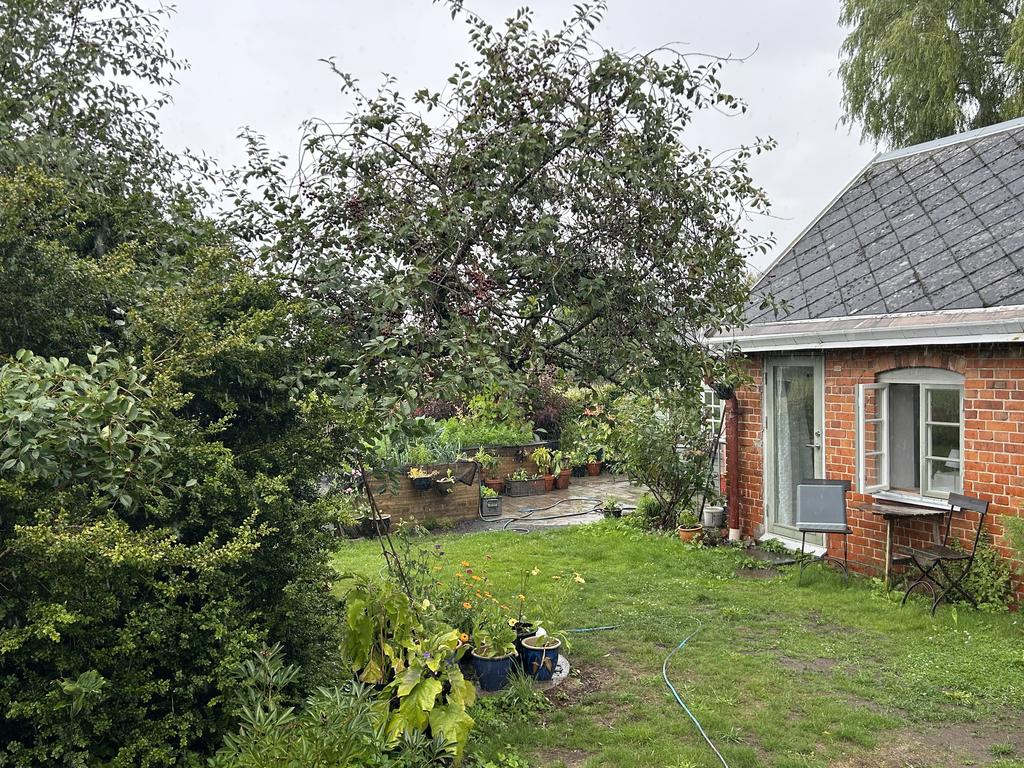 Utsikt mot Lilla huset & baksidan från sovrummet