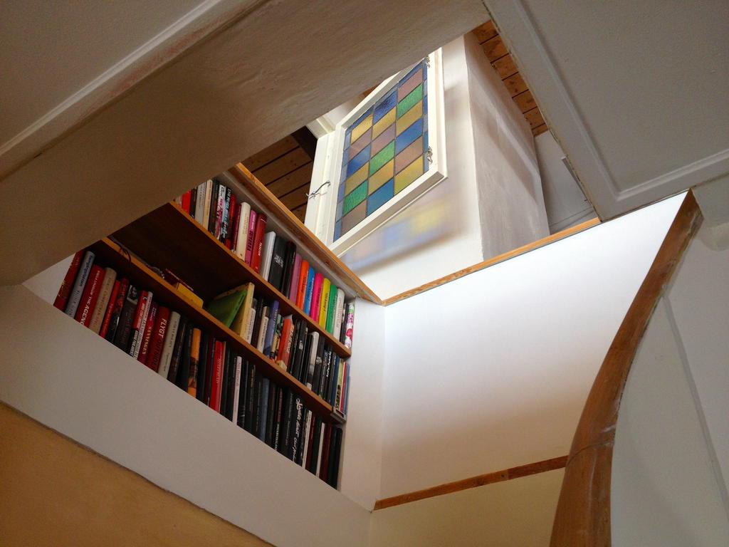 Trappan som leder upp från hallen till ovanvåningen