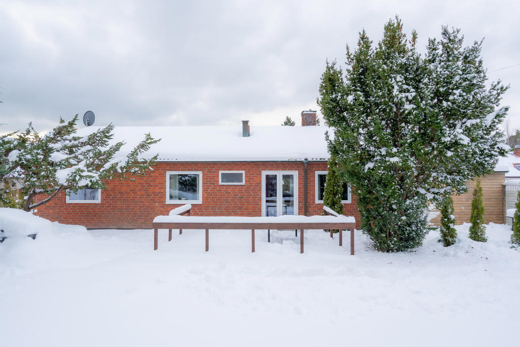 Fin uteplats med möjligheter för odling, växthus eller andra önskemål som passar era behov.