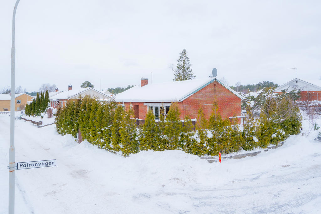 Skyddat hörnläge med häck på två sidor.