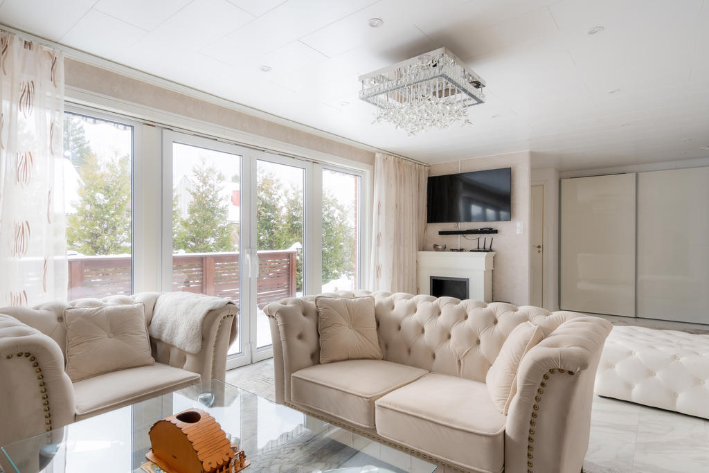 Ljust vardagsrum med härligt ljusinsläpp från de stora glaspartierna