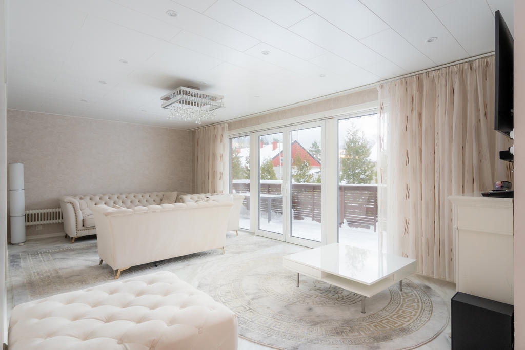 Nyare innertak med spotlights.