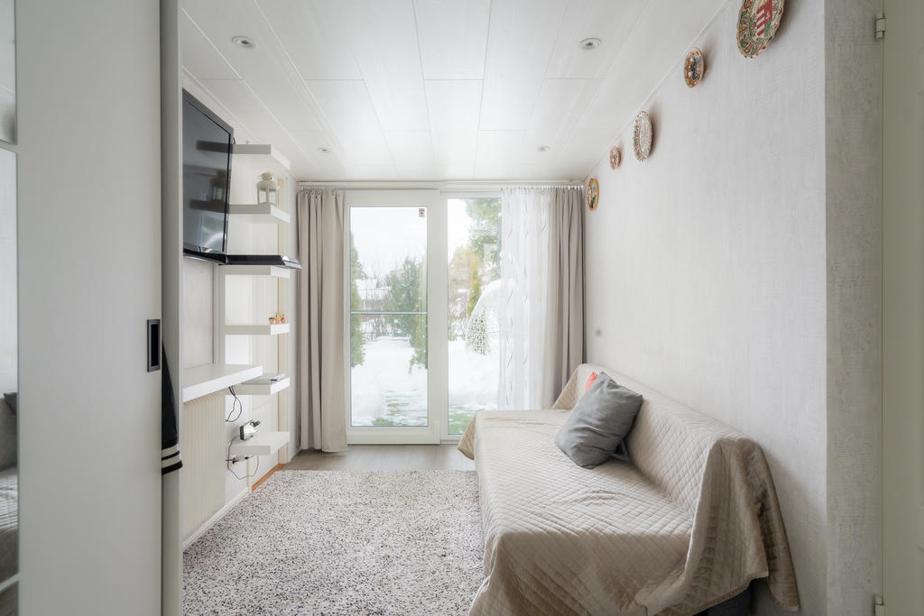 Från gästrum har ni smidig utgång till baksidan via altandörr.