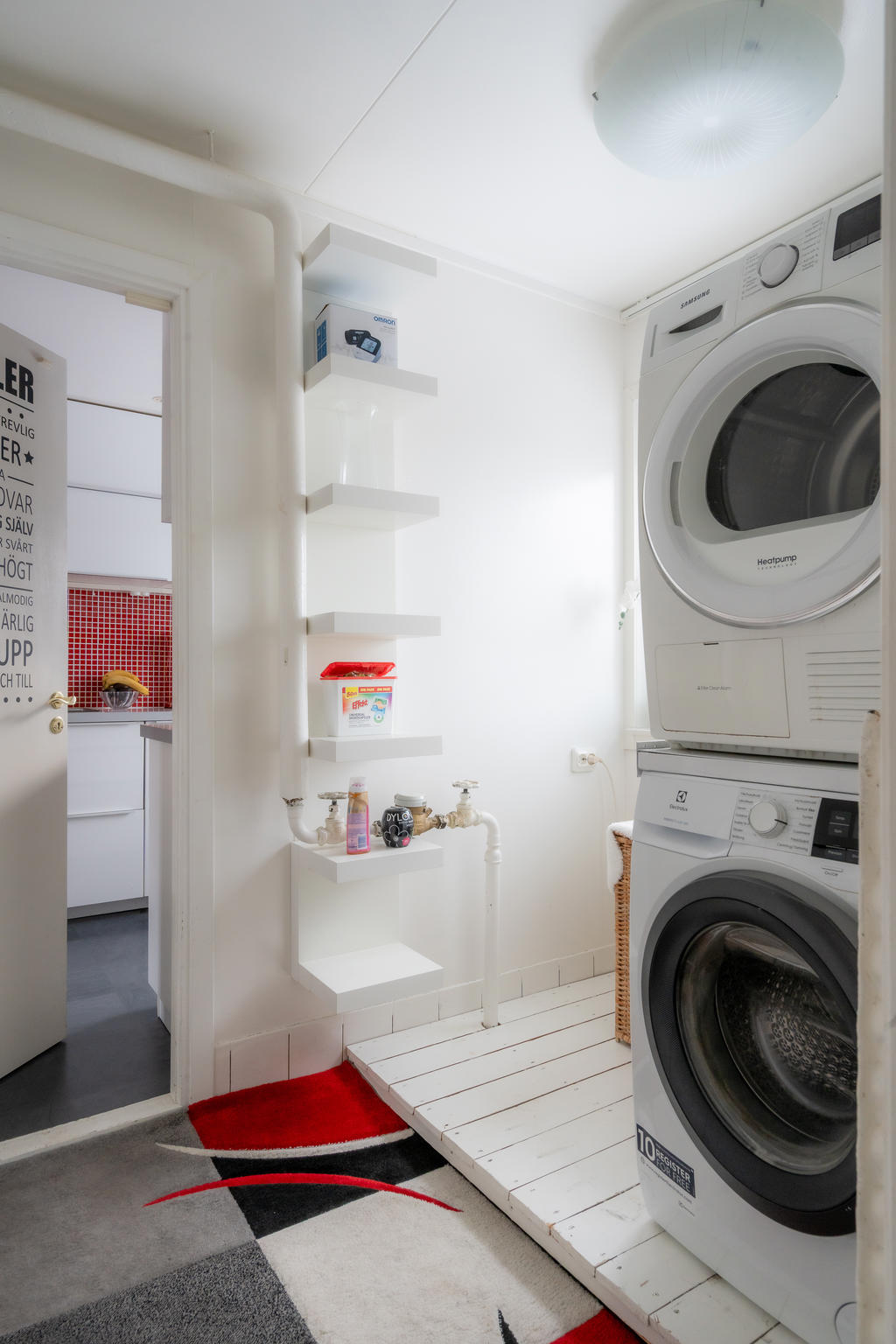 Tvättutrymmet är smidigt placerat mellan köket och gästrummet.