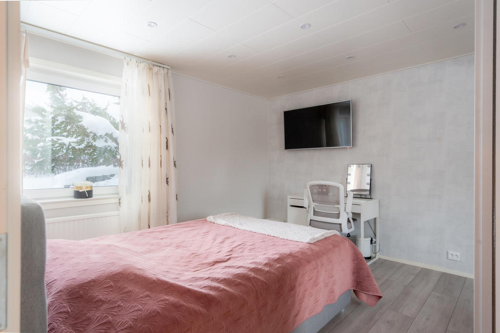 Sovrum 2 med spotlights i taket och garderober.