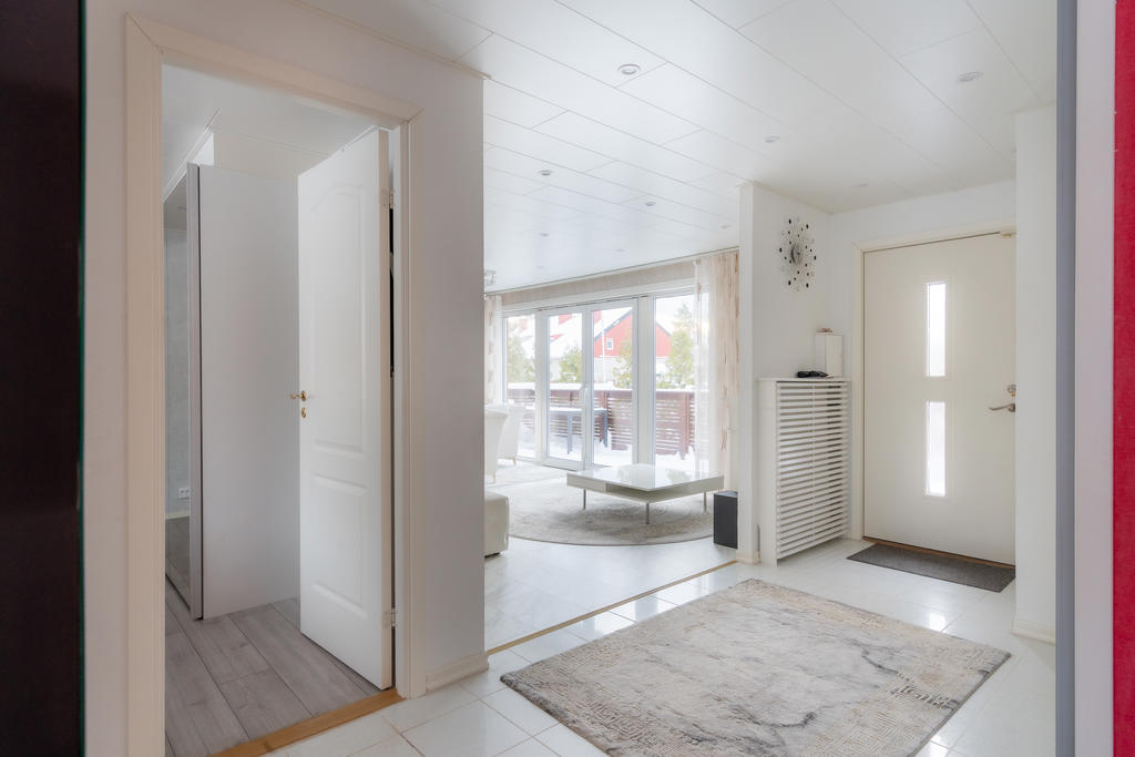 Hallen sett från matplatsen i köket