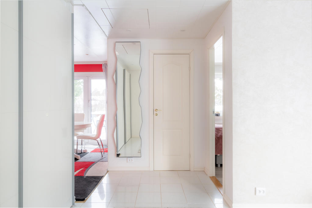 Hallen sett från entrédödrren. Till vänster finns skjutdörrsgarderober.