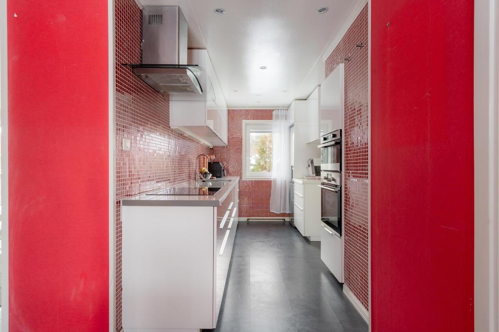 Köket har integrerade vitvaror. 