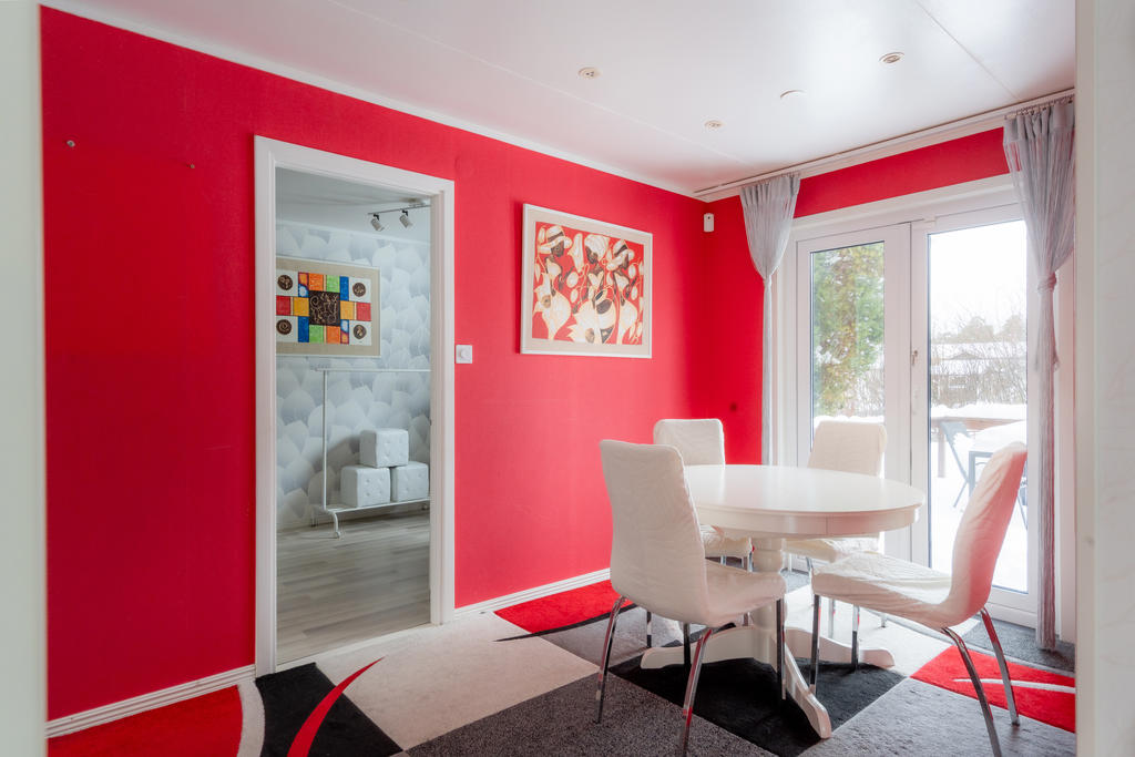 Matplatsen i köket med utgång till baksidan via balkongdörr. Intill är ett av sovrummen.