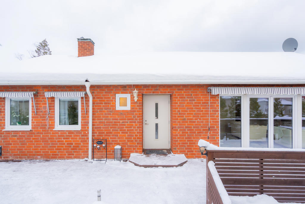 Välkommen till Jägarvägen 5. Huset nås via några få trappsteg från gatan.