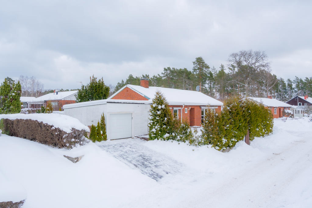 Vidbyggt garage som nås även från insidan av huset (via gästrummet)