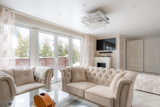 Ljust vardagsrum med härligt ljusinsläpp från de stora glaspartierna