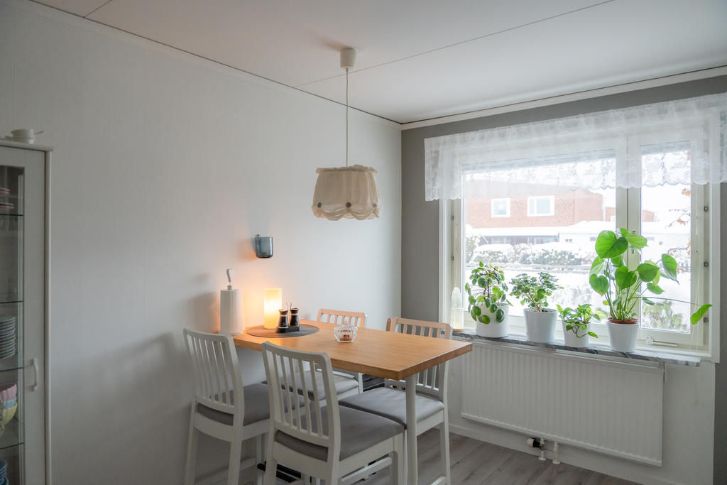 I köket finns matplats intill fönstret