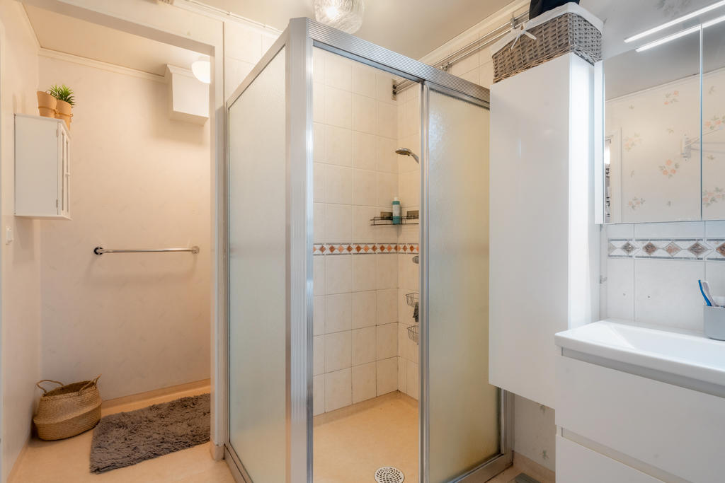 Dusch och delvis avskilt WC