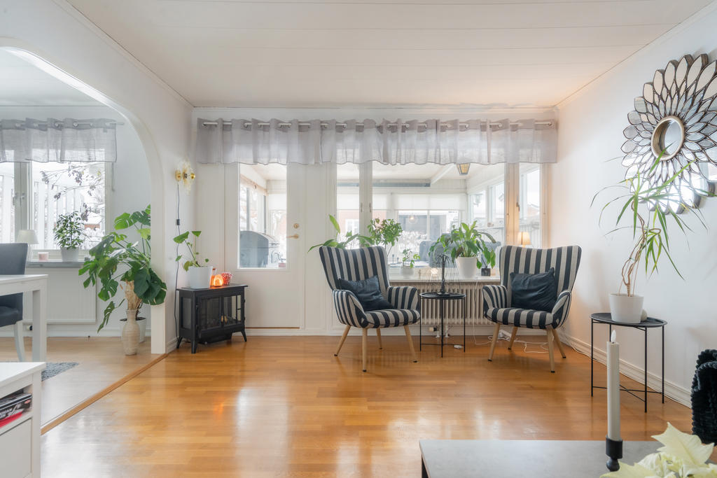 Vardagsrum med utgång till uterum och öppet mot matrum