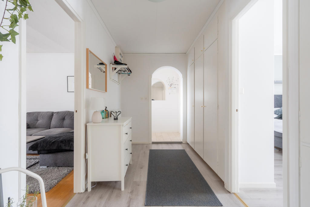 Hall med garderober och förvaringsmöjligheter